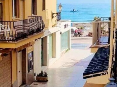 Se alquila piso a pie de playa en el barrio marinero de La Carihuela.