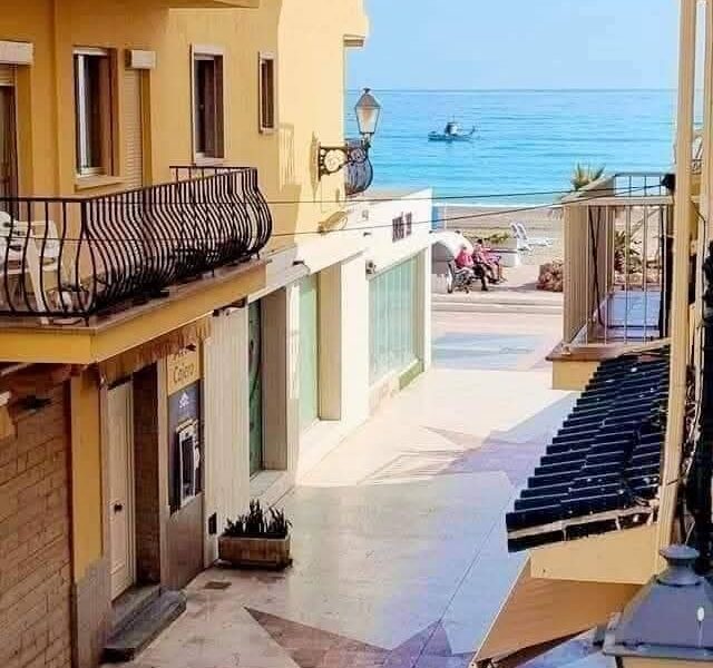 Se alquila piso a pie de playa en el barrio marinero de La Carihuela.