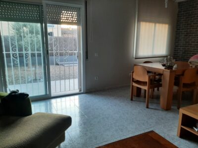 Alquilo casa, a dos pasos de estación de tren, con jardín en centro de Sils...Girona